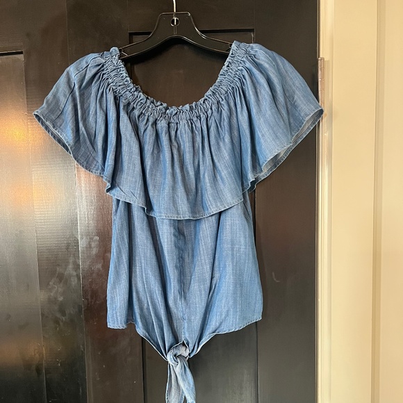 crown & ivy Tops - NWOT CHAMBRAY SHIRT MADE TO BE WORN ON OR OFF SHOULDER  SIZE S
